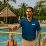 Coordinador de actividades entregando balón a huéspedes en partido de voleibol acuático