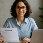 Especialista de reclutamiento evaluando currículum frente a una laptop en entorno profesional